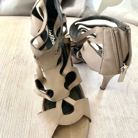 ❌❌❌SOLD❌❌❌Gorgeous gray cutout sandals size 8 🎉🎉🥰🥰 - Picture 2 of 9